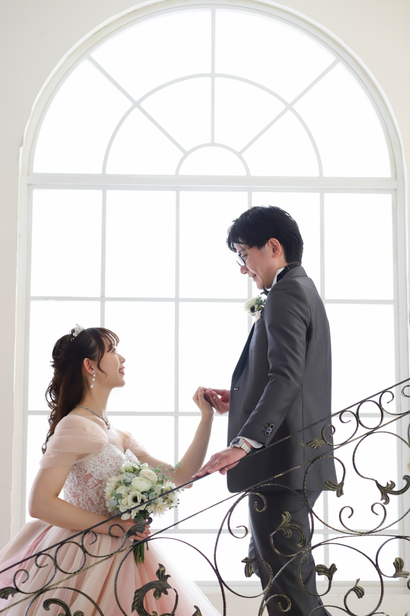 手を取り合って