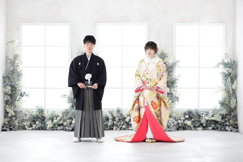 お花の壁を背景に。