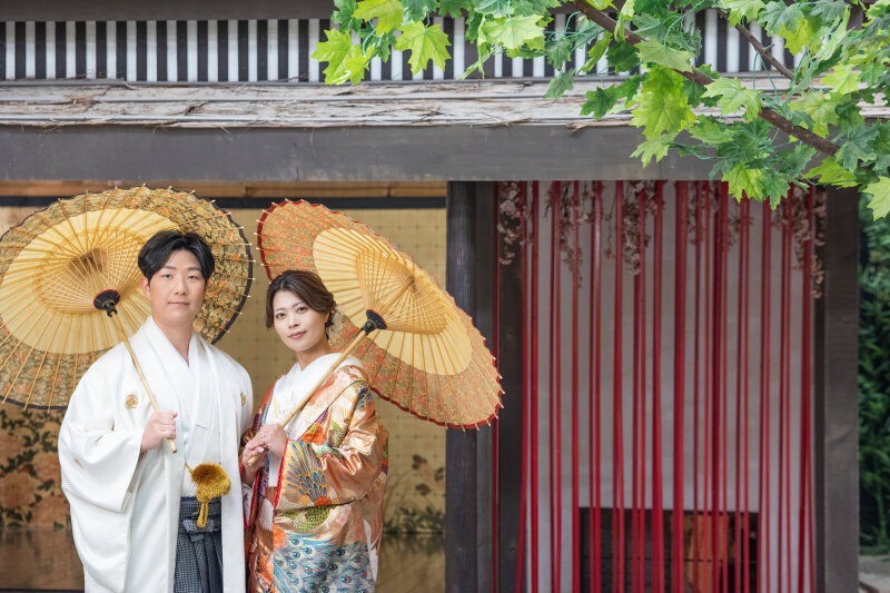 外ロケのような屋内スタジオ