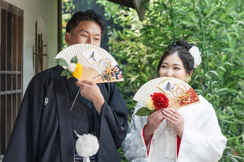目だけチラっと