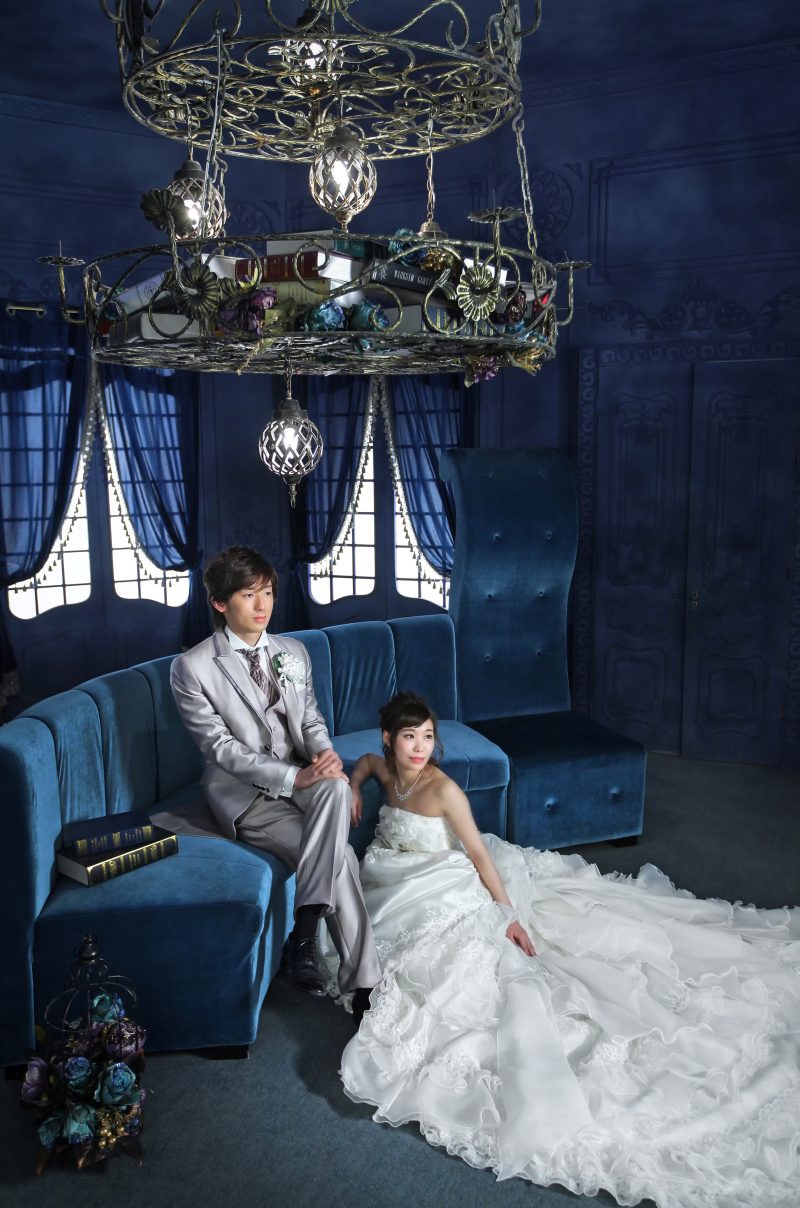 青い部屋×ウェディングドレス