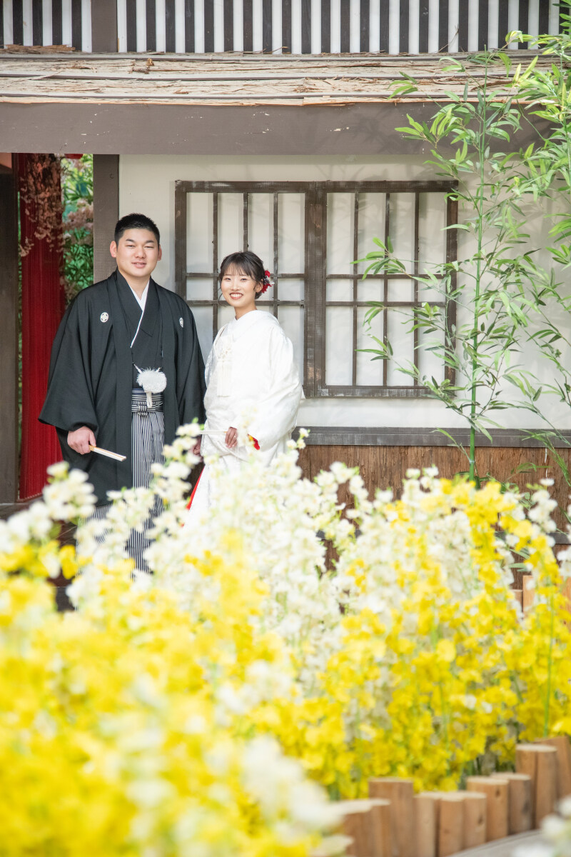 軒下でリラックスした表情も