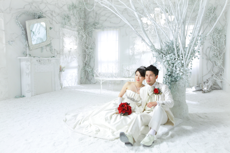 赤いブーケとブートニアがいいアクセント♪