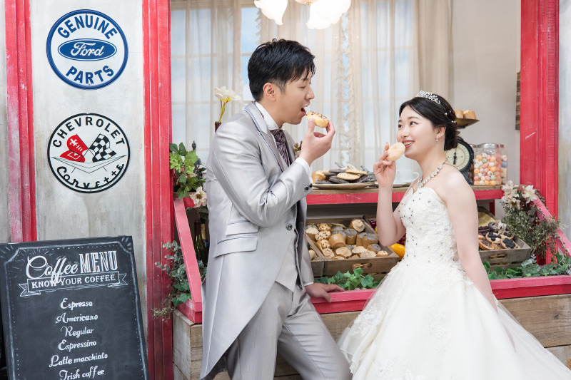 お菓子屋さんの前でも♪