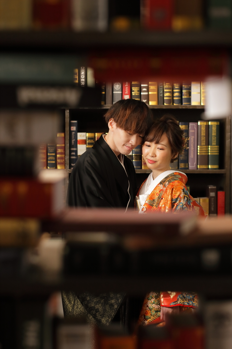 本の隙間から。