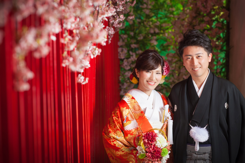 赤い柵と桜で和の雰囲気をしっかり演出