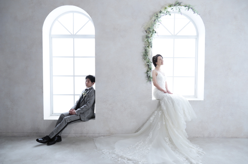 座りショットも。