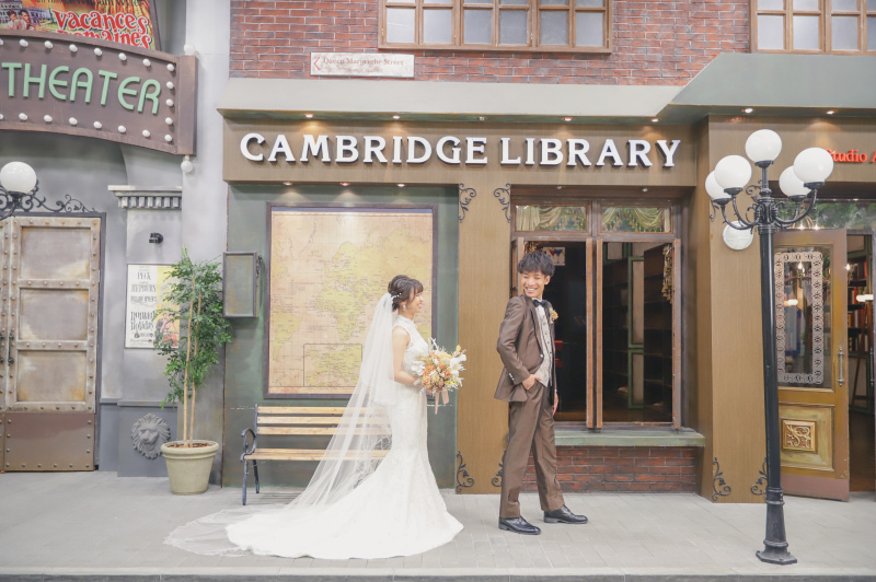 町並みを背景に