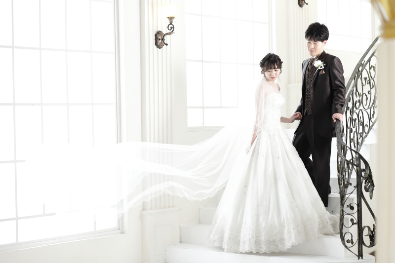 なびくベールがとっても綺麗な階段ショット。