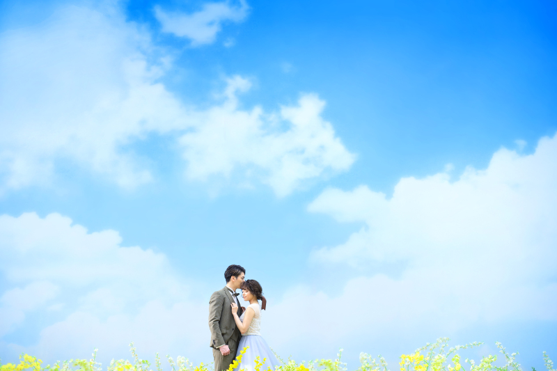 青空バックのお花畑なら、お二人もついつい笑顔に♪