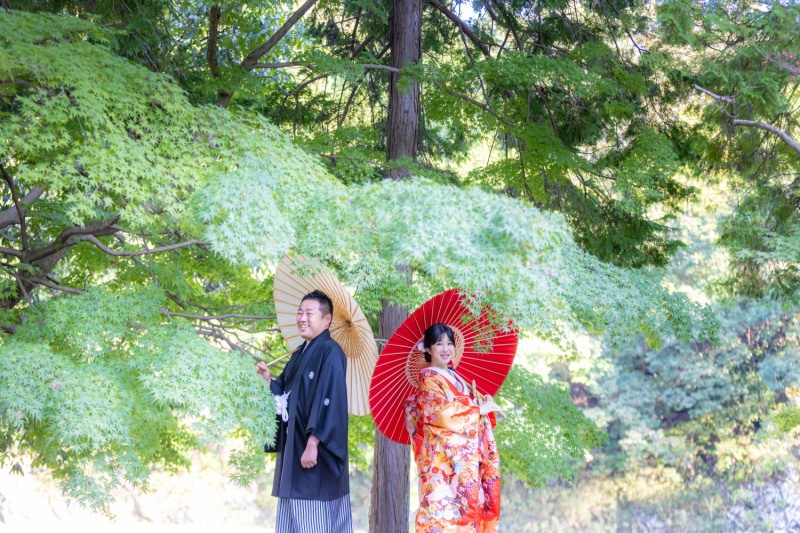 新緑と紅葉に包まれる和装ショット