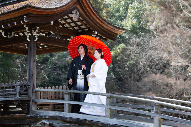 橋の上で同じ方向を見て