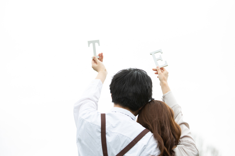 イニシャルロゴを掲げて