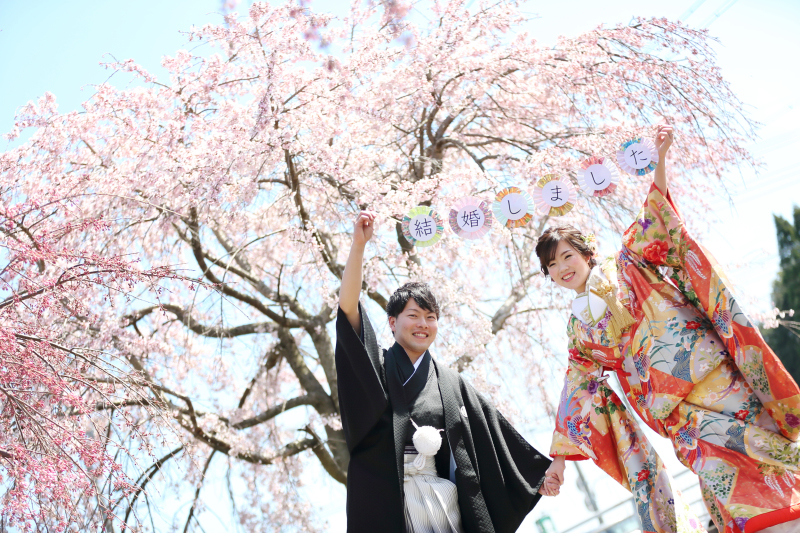 ガーランドを掲げて桜といっしょに。