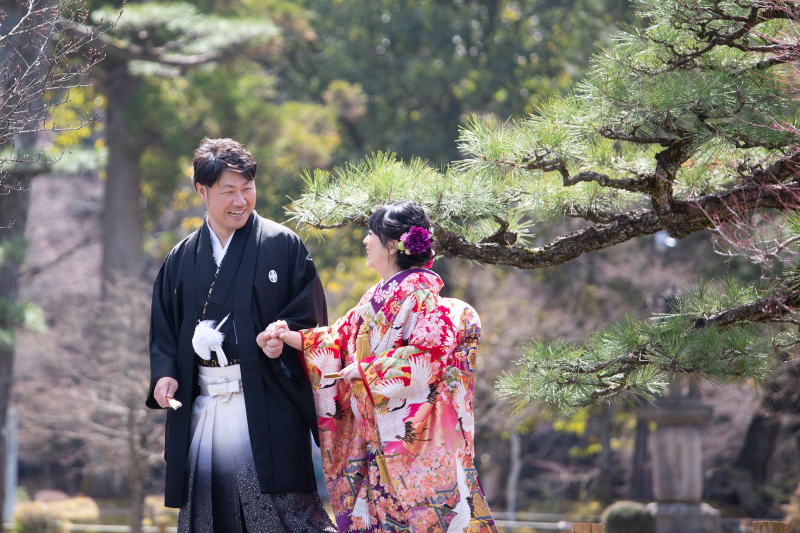 手を差し伸べてゆっくりと