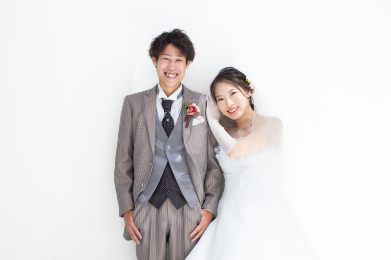 真っ白な壁の前で仲良しショット