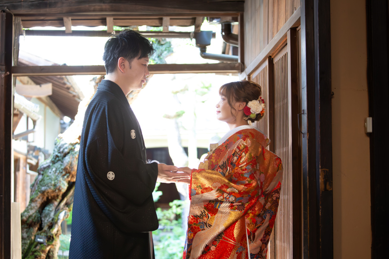 手を取り向かい合って