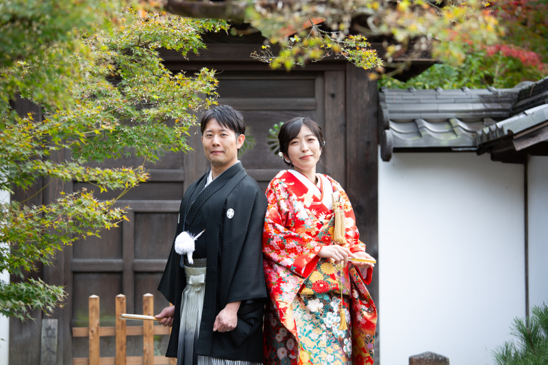 赤色の和装が映えます。