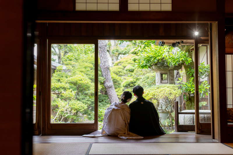 縁側に座って。庭園を眺めるお二人の後ろ姿