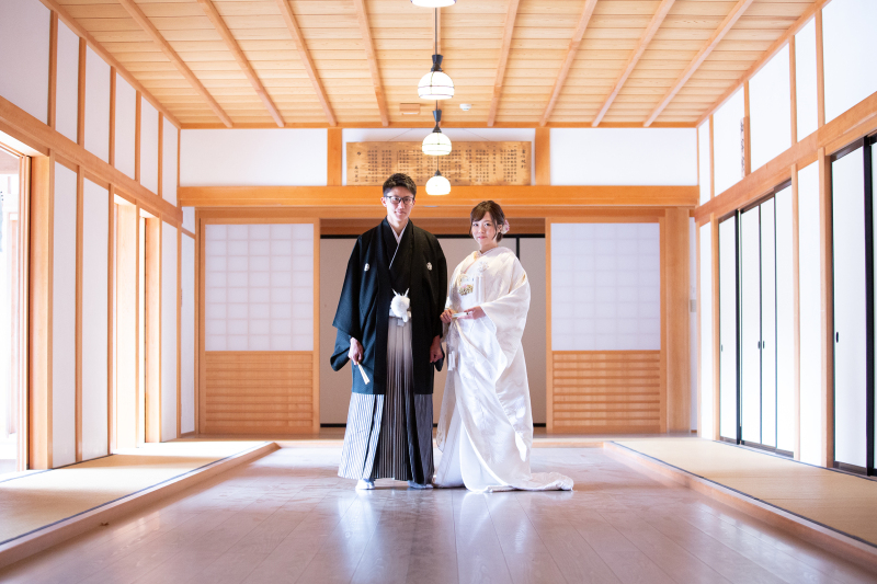 お寺の室内にて撮影スタート