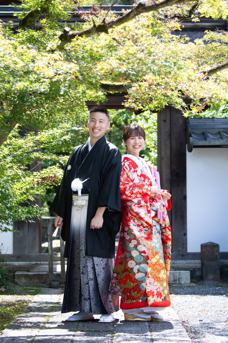 緑をバックに全身ショット