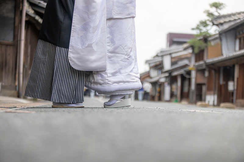 町並みを背景に。お二人の足元をクローズアップ