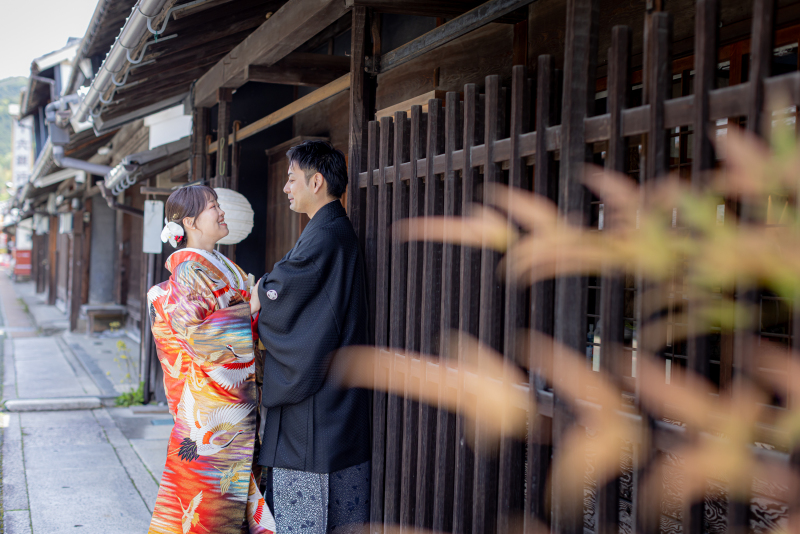格子戸の横で見つめ合うお二人の笑顔が可愛すぎる!