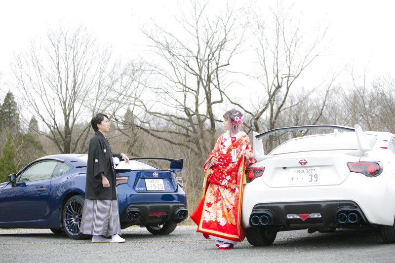 駐車場で、車と一緒にかっこよく