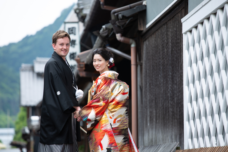 通りをバックに振り返りショット