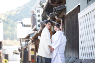 白無垢で美濃市の町並みへ