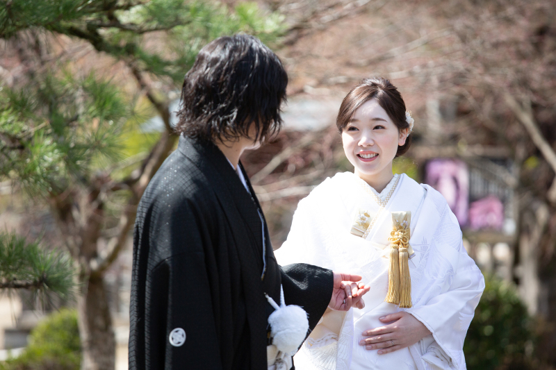 じっと見つめ合って