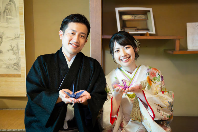 折り鶴を持って