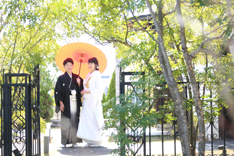 番傘が映える、ガーデンでお二人の和装ショット。