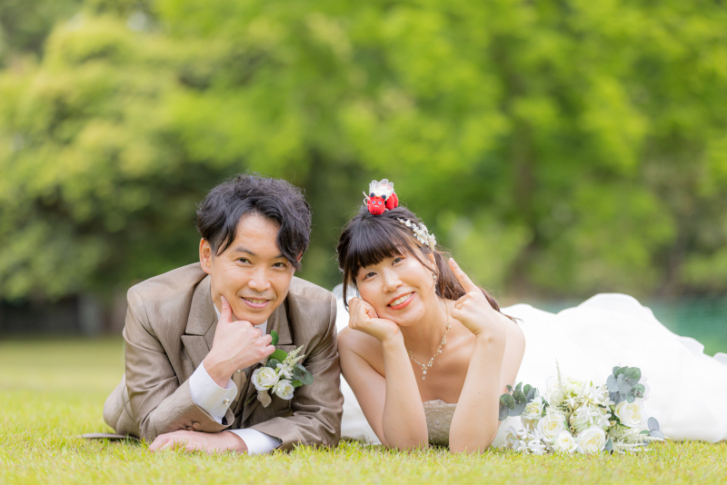 緑の芝生で寝転がりながら可愛いショットを