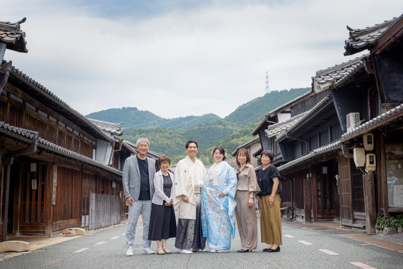 ご家族皆様と!うだつの町並みで温かい記念撮影