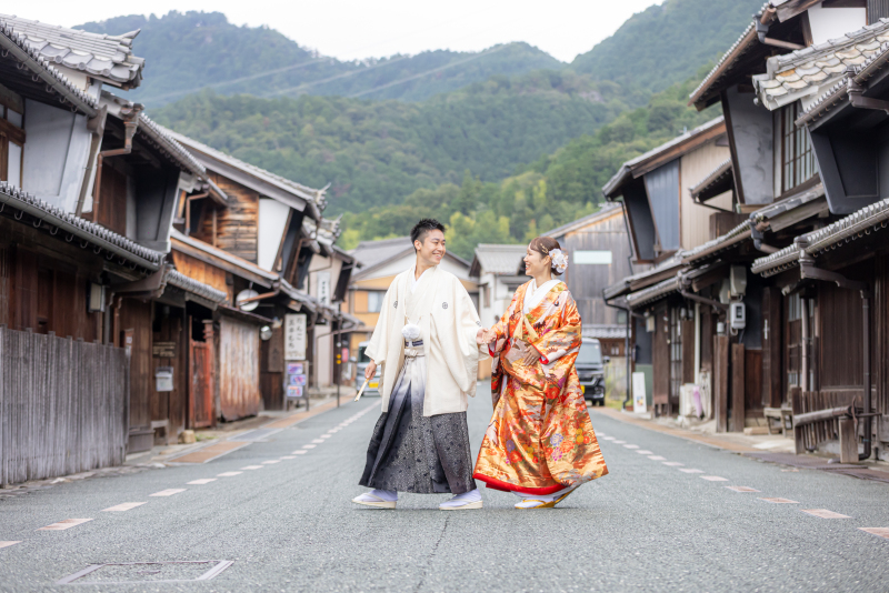 山々と旧家が連なる美しい街道を仲良くお散歩