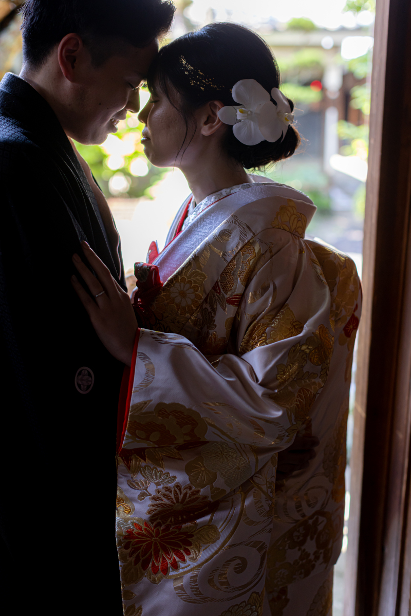 光の中でそっと寄せ合う二人の美しい横顔