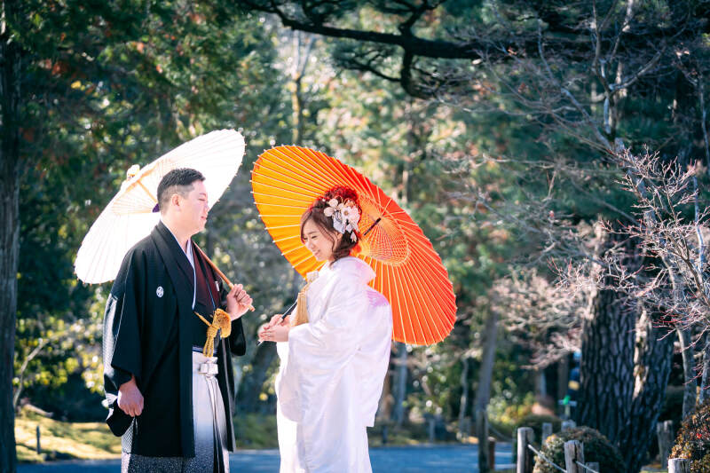 お二人の番傘ショットもとっても素敵に