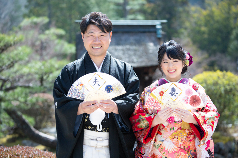 最後は扇子を持ってにっこり笑顔