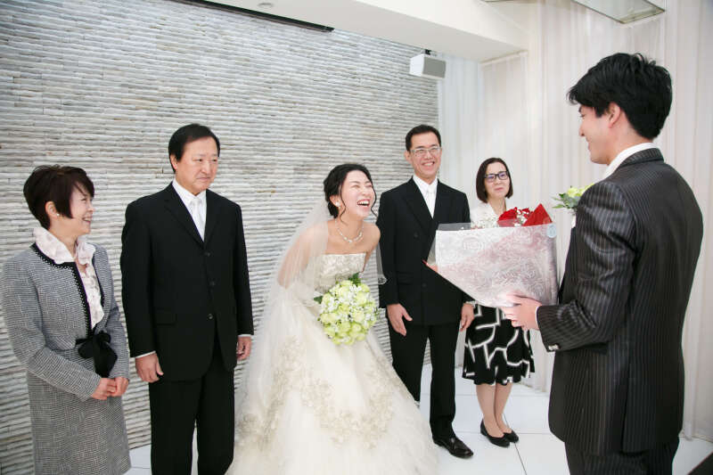 撮影前に、用意した花束でサプライズ!