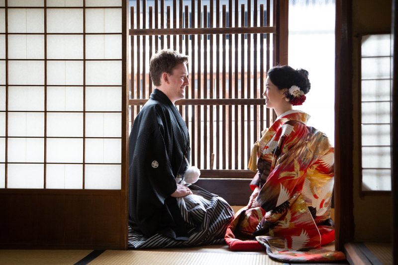 正座で向かい合って