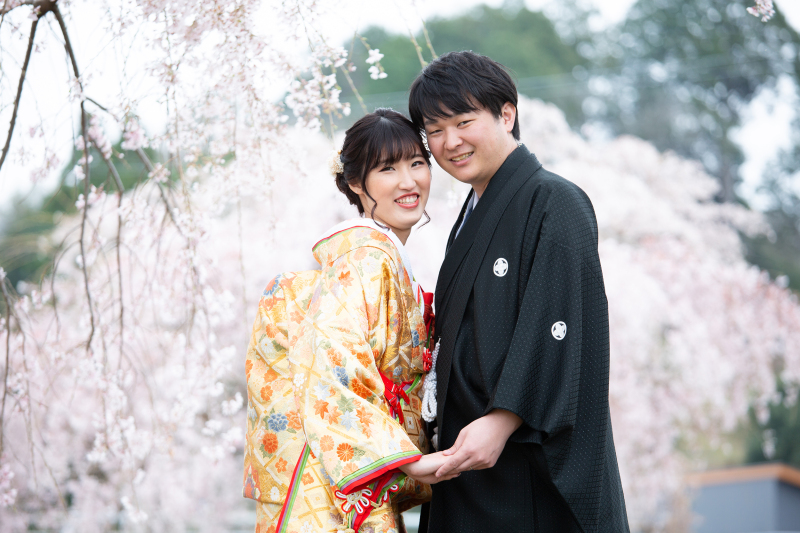 手を繋ぎ寄り添って