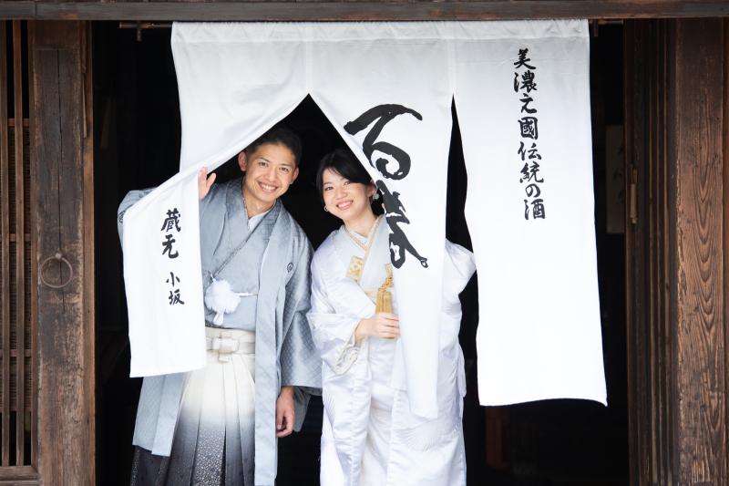 酒屋の店先にて