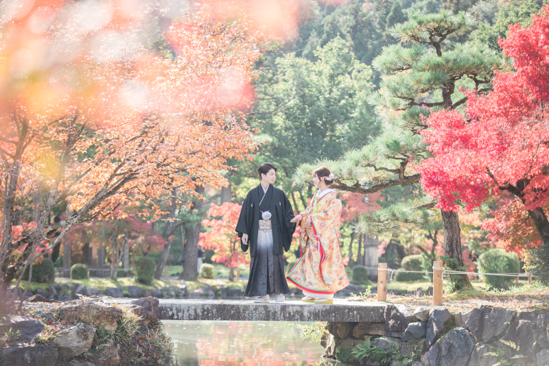 手を取り合って