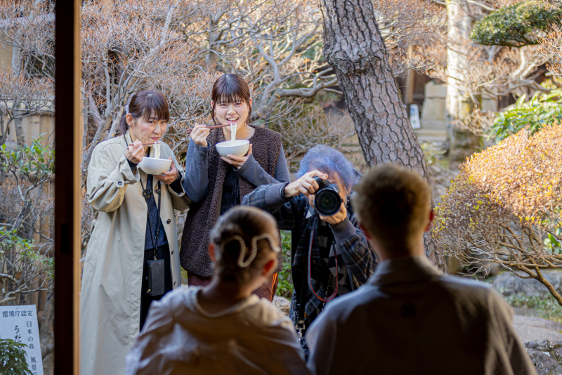 一緒についてきた家族もうどんショットをこっそり