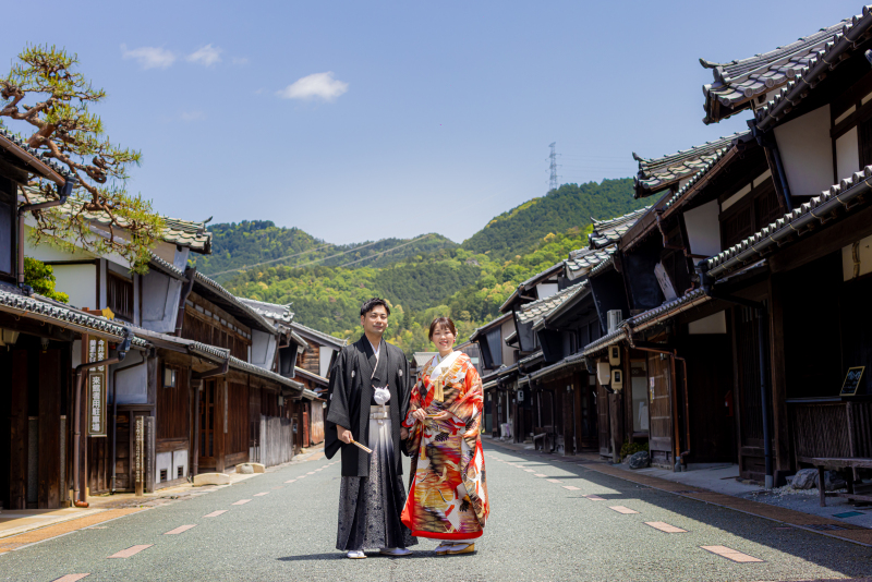青空広がるうだつの町並みでお二人の笑顔!