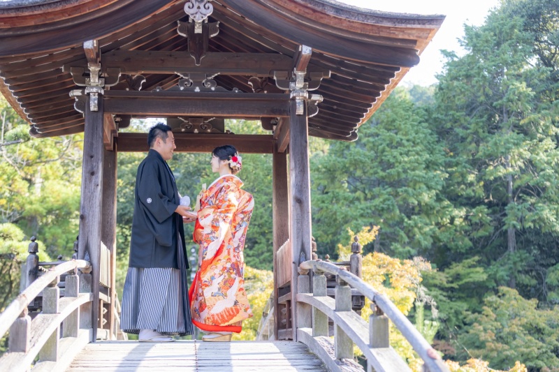 歴史ある橋の上で見つめ合う二人