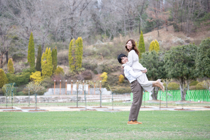 広い芝生の上で撮影スタート