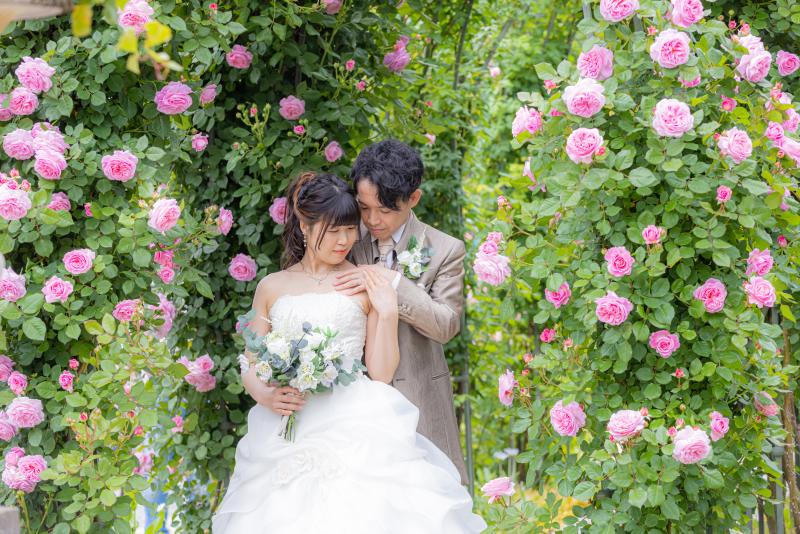 お色直しの後は、花と緑に囲まれたローズガーデンへ