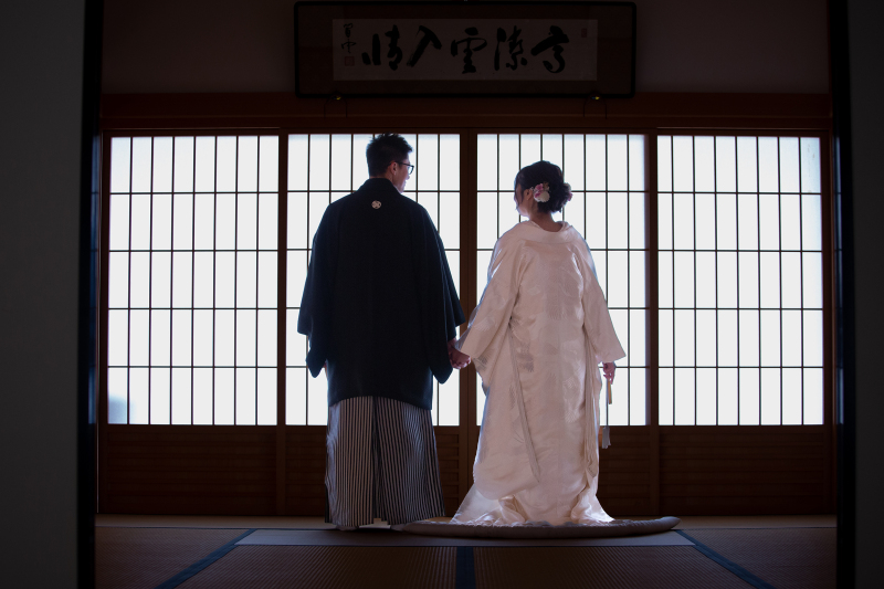 襖の前でバックショット